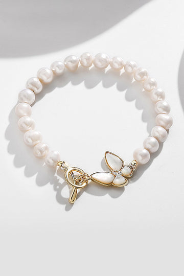 Glitrende hvidt perle stretch armbånd med sommerfugl